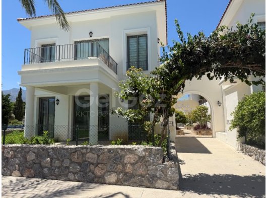 Kıbrıs Town Houses’ta Havuza Direkt Çıkışlı Bahçe Katı 2+1 Lüks Daire | Girne Alsancak