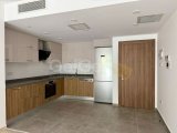 Girne'nin Alsancak bölgesinde konforlu site içerisinde satılık 2+1 daire!