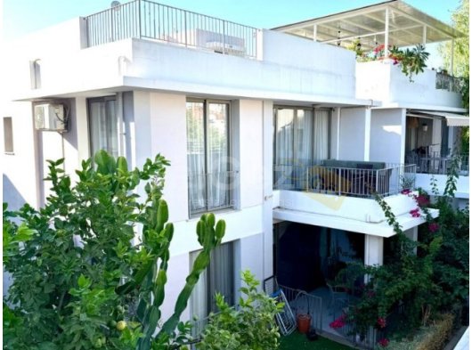 Girne'nin Alsancak bölgesinde havuzlu sitede satılık 2+1 daire!
