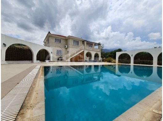 Girne Alsancak Satılık Fırsat Villa 4 Yatak Odası / 3120m2 arsa