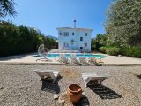 Girne Alsancak Meritlere Yakın Satılık 3+1 Havuzlu Villa / 830m2 Arsa