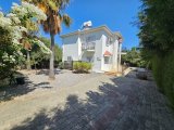 Girne Alsancak Meritlere Yakın Satılık 3+1 Havuzlu Villa / 830m2 Arsa