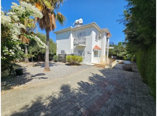 Girne Alsancak Meritlere Yakın Satılık 3+1 Havuzlu Villa / 830m2 Arsa