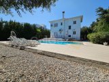Girne Alsancak Meritlere Yakın Satılık 3+1 Havuzlu Villa / 830m2 Arsa