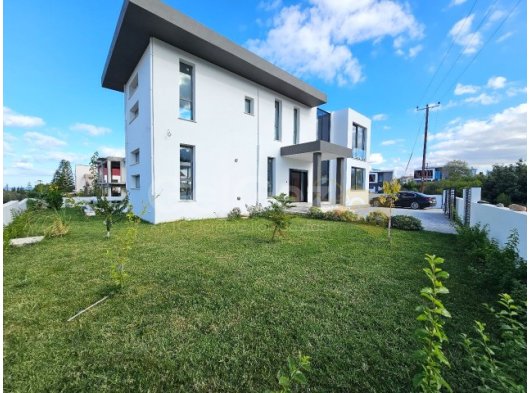 Çatalköy'de Denize 250 Metre Mesafede Satılık 6+1 Triplex Villa