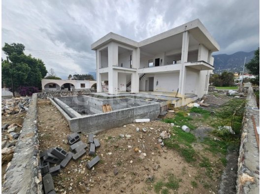 Girne Edremit Satılık 4+1 Havuzlu Modern Villa / Takasa açık