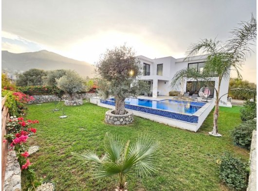 Girne Ozanköy Muhteşem Satılık 4+1 Villa / Özel Havuz / 710m2 Arsa Alanı