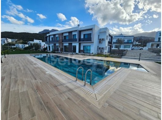 Girne Yeşiltepe'de Satılık 3+1 Geniş İkiz Villa