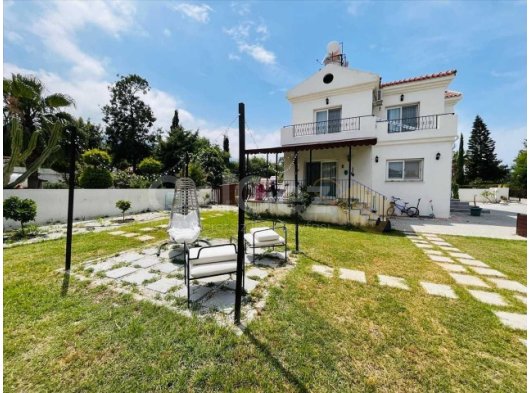 Girne Alsancak Yeşiltepe'de Satılık 4+1 Geniş Villa