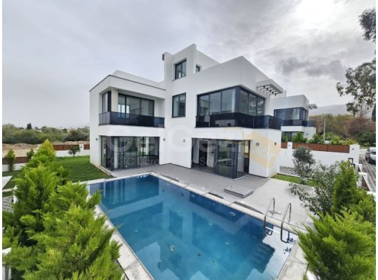 Girne Alsancak Satılık 4+1 Lüks Villa