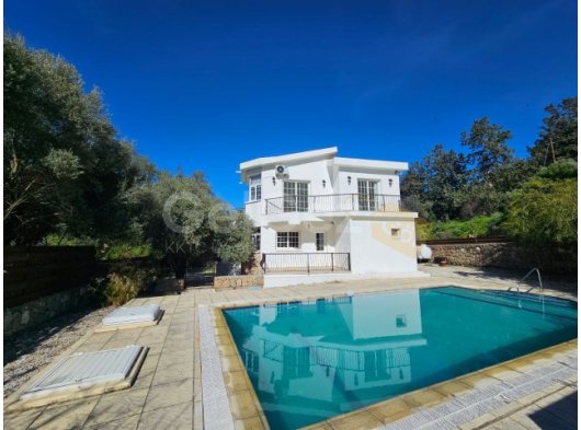 Girne Bellapais Satılık 3+1 havuzlu villa