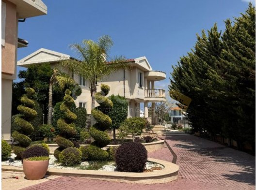 Çatalköy’de Eşsiz Konumda, Denize Sıfır, Özel Plajlı, 6+2 Satılık Ultra Lüks Villa