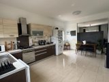LEFKOŞA’nın EN NEZİH SEMTİ YENİKENT’de VİLLALAR BÖLGESİNDE SOLAR SİSTEMLİ 2+1 ENSUITE KİRALIK VİLLA