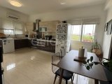 LEFKOŞA’nın EN NEZİH SEMTİ YENİKENT’de VİLLALAR BÖLGESİNDE SOLAR SİSTEMLİ 2+1 ENSUITE KİRALIK VİLLA