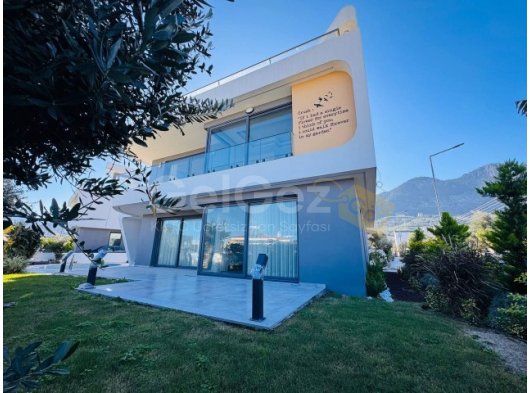 Lapta’da Denize Yürüme Mesafesinde Panoramik Manzaralı Lüks 4+1 Villa