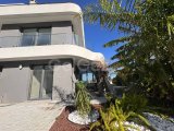 Lapta’da Denize Yürüme Mesafesinde Panoramik Manzaralı Lüks 4+1 Villa