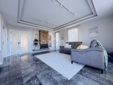 Lapta’da Denize Yürüme Mesafesinde Panoramik Manzaralı Lüks 4+1 Villa