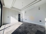 Lapta’da Denize Yürüme Mesafesinde Panoramik Manzaralı Lüks 4+1 Villa