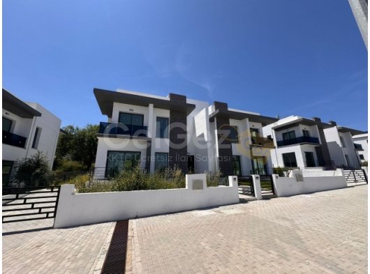 Girne Yeşiltepe'de 3+1 Satılık İkiz Villa