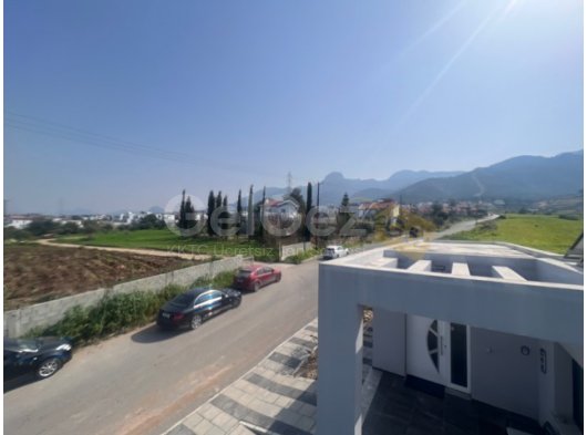 GİRNE / ÇATALKÖY ‘DE DAĞ VE DENİZ MANZARALI FULL EŞYALI HUZUR DOLU BİR KONUMDA HAVUZLU LÜKS VİLLA
