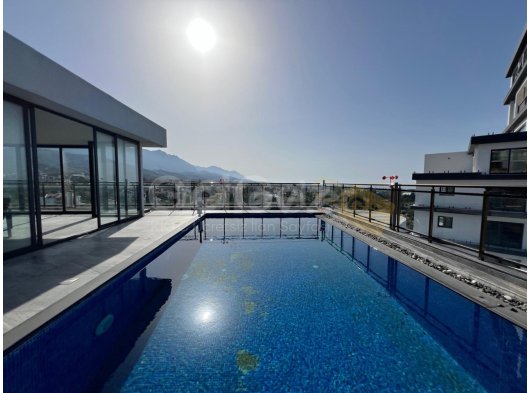 Satılık 4+1 büyük özel havuzlu, deniz ve dağ mnzaralı lüx penthouse. Girne merkez