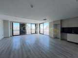 Satılık deniz ve dağ manzaralı 2+1 daire, kış bahçesi, büyük teras 175 m2, Girne merkez. TİCARİ İZİNLİ