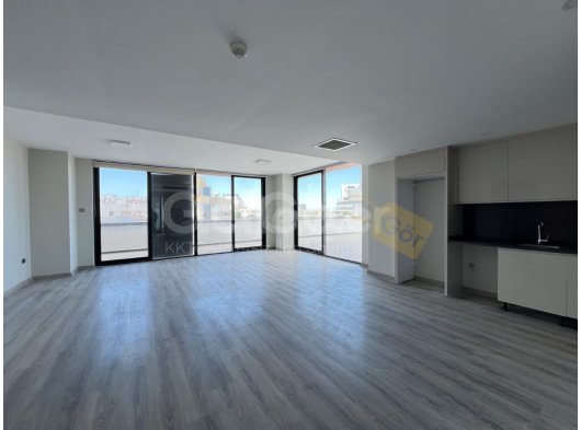 Satılık deniz ve dağ manzaralı 2+1 daire, kış bahçesi, büyük teras 175 m2, Girne merkez. TİCARİ İZİNLİ