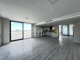 Satılık deniz ve dağ manzaralı 2+1 daire, kış bahçesi, büyük teras 175 m2, Girne merkez. TİCARİ İZİNLİ