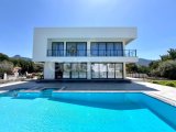 Girne Çatalköyde satılık lux 5+1 villa