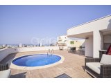 Girne merkezinde satılık modern ve lux 3+1 penthouse, özel havuzlu, özel çatı terası