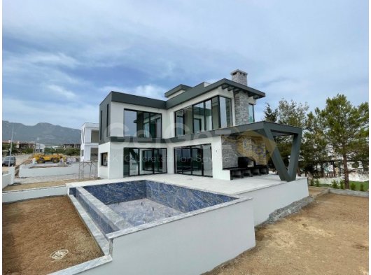 Girne Çatalköy'de Özel Havuzlu 4+1 Villa Fırsatı!