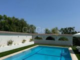 Girne Edremit'te, 6 Yatak Odalı Lüks Villa – Yüzme Havuzlu ve Doğa Manzaralı