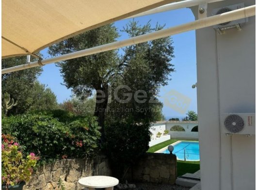 Girne Edremit'te, 6 Yatak Odalı Lüks Villa – Yüzme Havuzlu ve Doğa Manzaralı