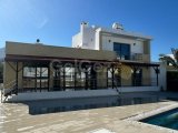 Girne Esentepe'de Özel Havuzlu, Doğa Manzaralı 3+1 Villa Satılık