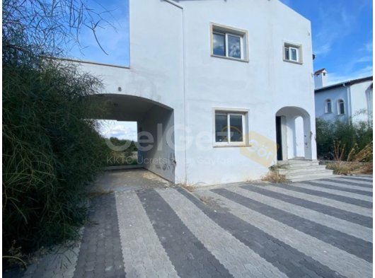 Girne Lapta'da Satılık 3 Yatak Odalı Lüks Villa