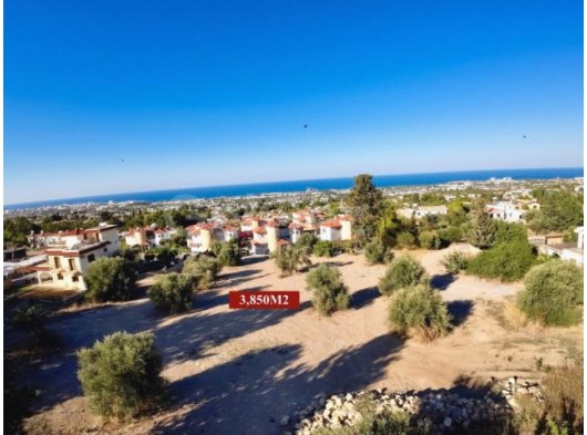 Girne Bellapais'te Şehir ve Deniz Manzaralı 3850 m² Konut İmarlı Arsa £900,000