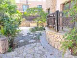 Girne Merkez'de Eşyasız, Bahçeli ve Ortak Havuzlu 3+1 Daire Satılık!