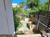 Girne Merkez'de Eşyasız, Bahçeli ve Ortak Havuzlu 3+1 Daire Satılık!