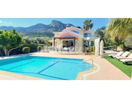 Muhteşem deniz ve dağ manzaralı, havuzlu 3+1 villa