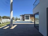 Girne Zeytinlikte Yüzme Havuzlu, Bahçeli Eşyasız 4+1 Villa Fırsatı!