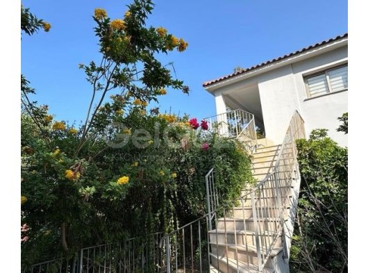 Girne Alsancak'ta Eşyalı, Dağ Manzaralı 1+1 Daire Satılık