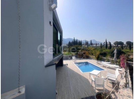 GİRNE / ÇATALKÖY ‘DE DAĞ VE DENİZ MANZARALI FULL EŞYALI HUZUR DOLU BİR KONUMDA HAVUZLU LÜKS VİLLA