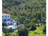 GİRNE LAPTA’da EŞSİZ BİR KONUMDA DAĞ VE DENİZ MANZARALI 4.5 DÖNÜM ARAZİ İÇİNDE FULL EŞYALI SATILIK VİLLA