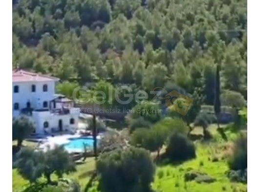 GİRNE LAPTA’da EŞSİZ BİR KONUMDA DAĞ VE DENİZ MANZARALI 4.5 DÖNÜM ARAZİ İÇİNDE FULL EŞYALI SATILIK VİLLA
