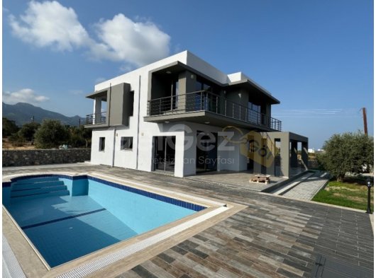 Girne Çatalköy’de satılık 4 + 1 villa