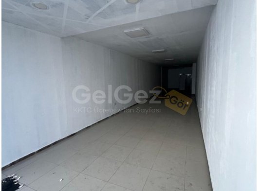 GİRNE MERKEZDE YAYA VE ARAÇ TRAFİĞİ YÜKSEK DÜKKANLAR ⚪
