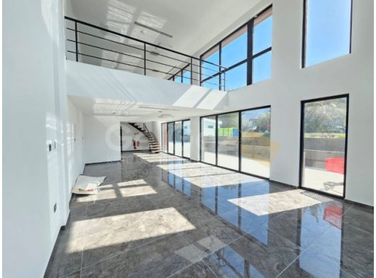 Girne Bellapais’te Köşe Konumda Modern Ticari Alan ⚪