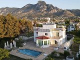 Girne Karşıyaka'da Lüks Havuzlu Villa