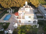 Girne Karşıyaka'da Lüks Havuzlu Villa