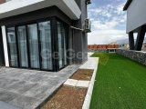 Karşıyaka'da satılık 3 yatak odalı yeni villa